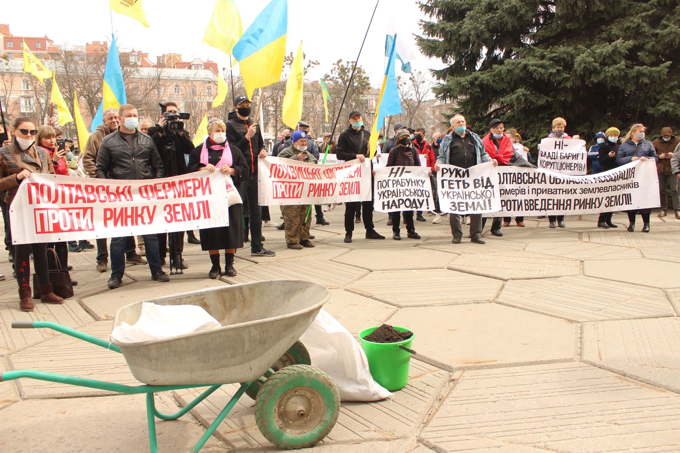 Земля: на асфальті фермери сіяли зерна протесту